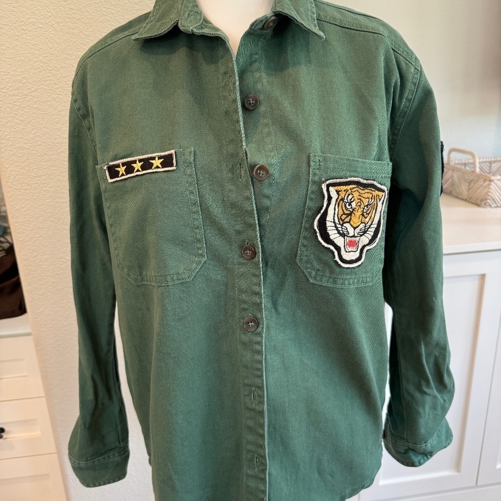 FOREVER 21 BUTTON DOWN SHIRT. SMALL.